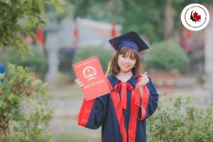 دانشآموخته با مدرک و کلاه فارغالتحصیلی